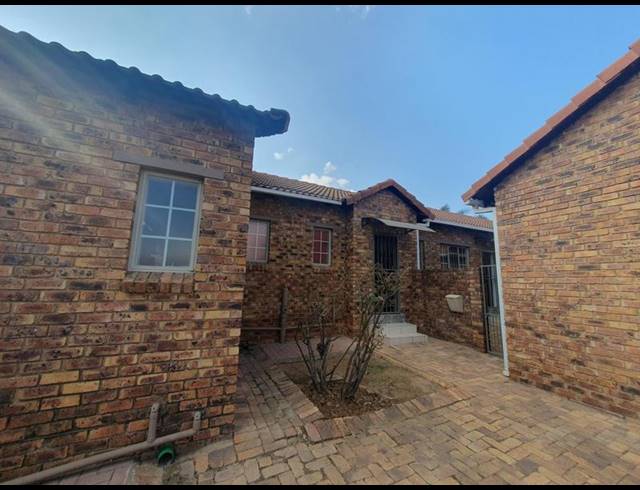 2 BEDROOM TOWNHOUSE FOR SALE IN ROOIHUISKRAAL NORTH